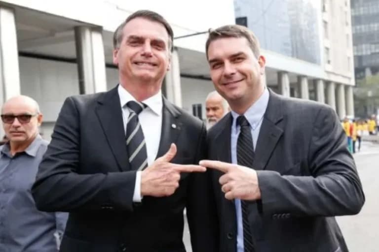 Às vésperas do segundo turno, Flávio visita Jair Bolsonaro no DF