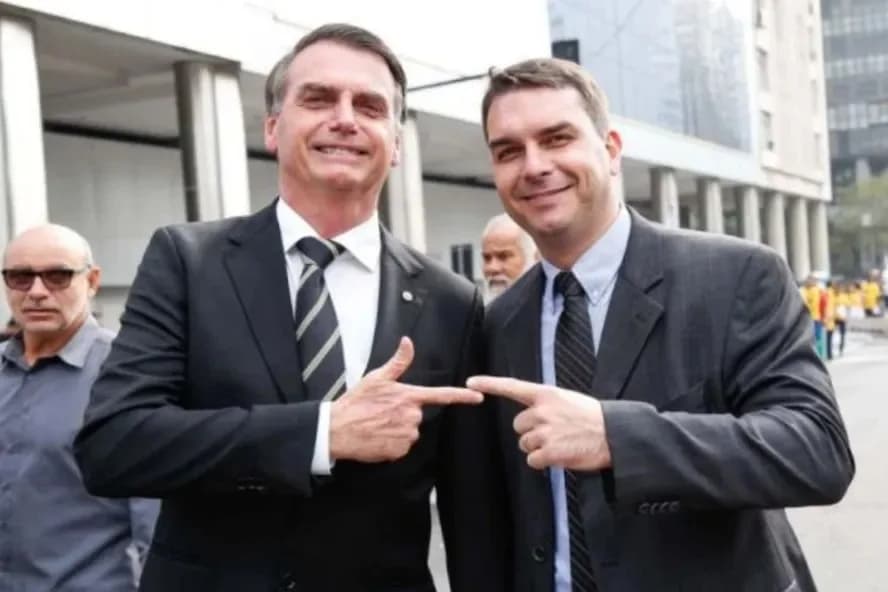 Às vésperas do segundo turno, Flávio visita Jair Bolsonaro no DF