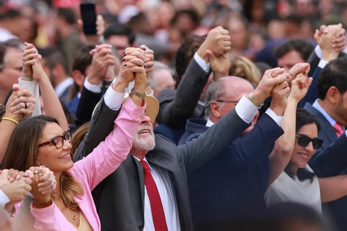 “Ainda estamos aqui”: Lula exalta democracia em evento do 8 de Janeiro