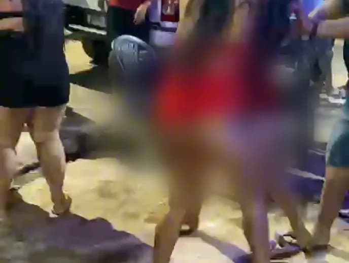 VÍDEO: Mulher deixa tudo à mostra ao brigar sem calcinha em adega no Amazonas