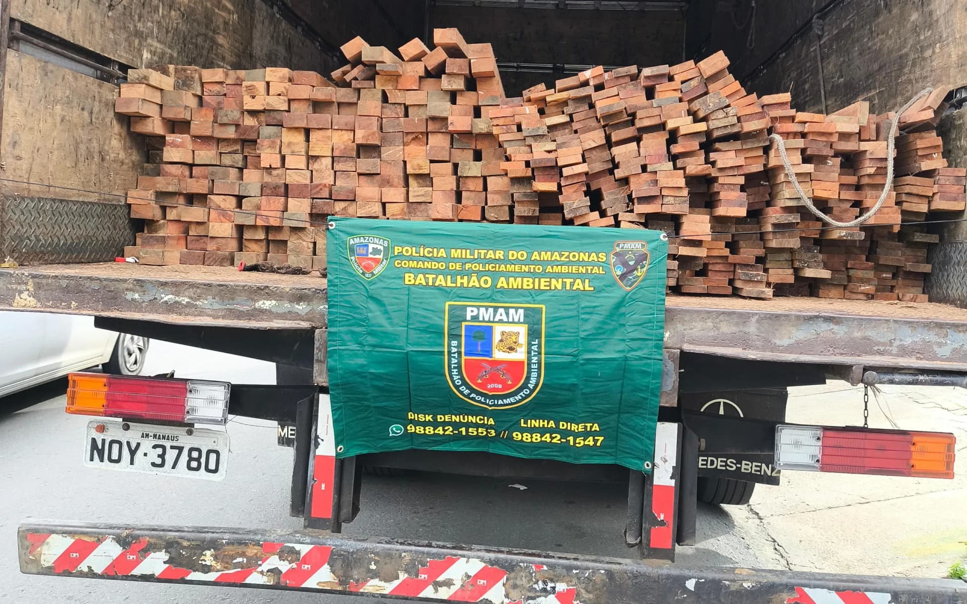 Dois homens são presos com madeira ilegal, avaliada em R$ 162 mil, em Manaus