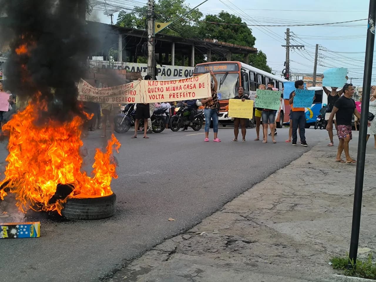 Moradores do bairro Mauazinho, em Manaus, protestam após desabamento de casas