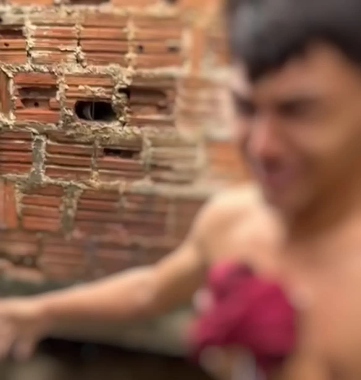 VÍDEO: ‘Rolezeiro’ que apanhou do ‘tribunal do crime’ é baleado na mão em Manaus