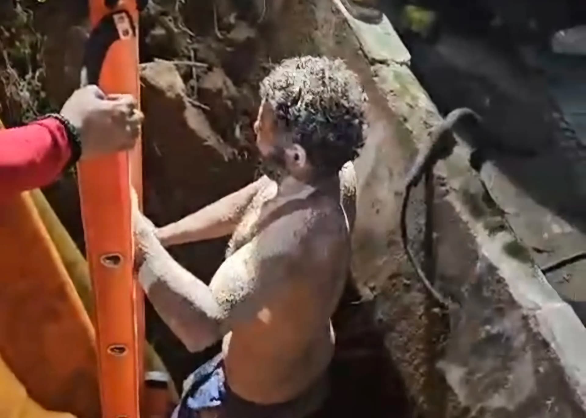 Homem fica preso após cair em buraco de 5 metros no Japiim