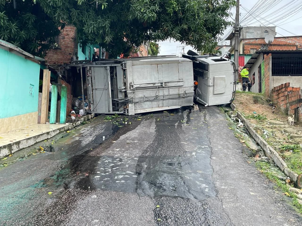 Vídeo: Caminhão de lixo vira em ladeira e deixa motorista ferido em Manaus