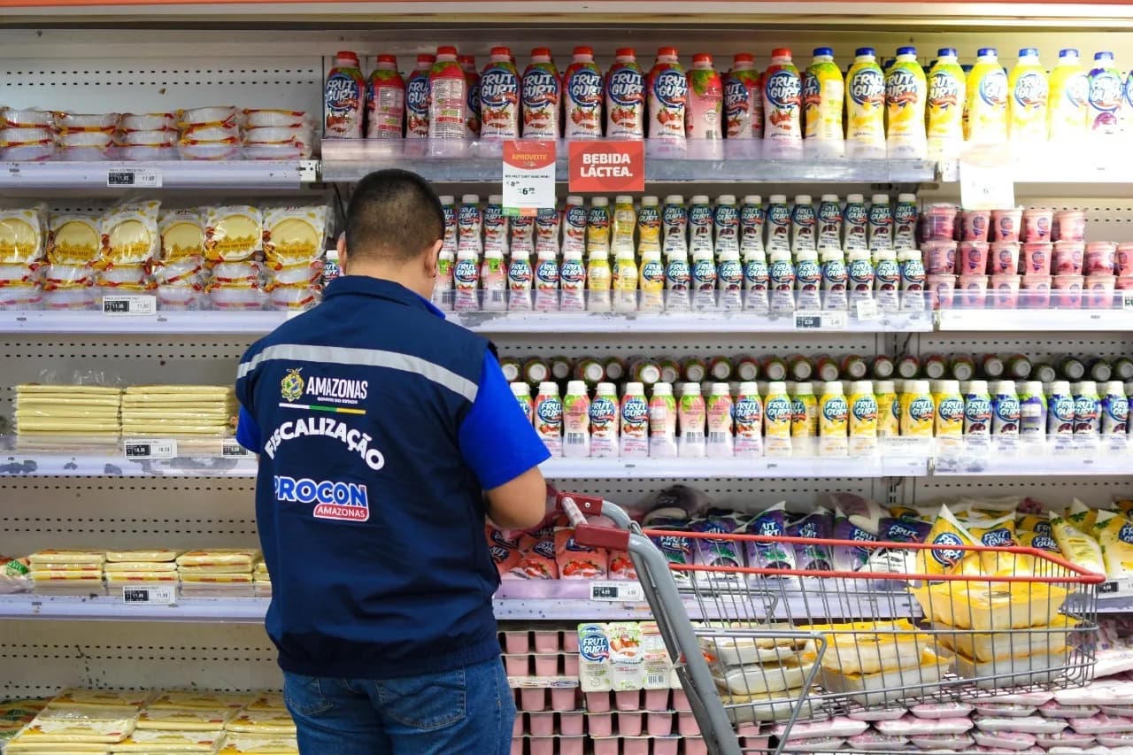 Procon-AM encontra produtos impróprios para consumo em supermercado na zona leste de Manaus