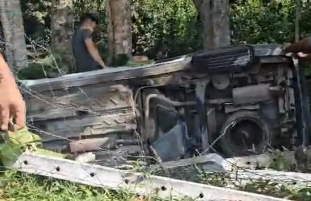 Vídeo: Após colisão, carro sai da pista e invade área de mata em Manaus