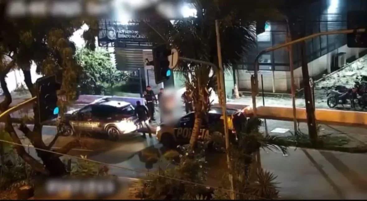 VÍDEO: Dupla presa por sequestrar cantora de forró em Fortaleza chega à delegacia