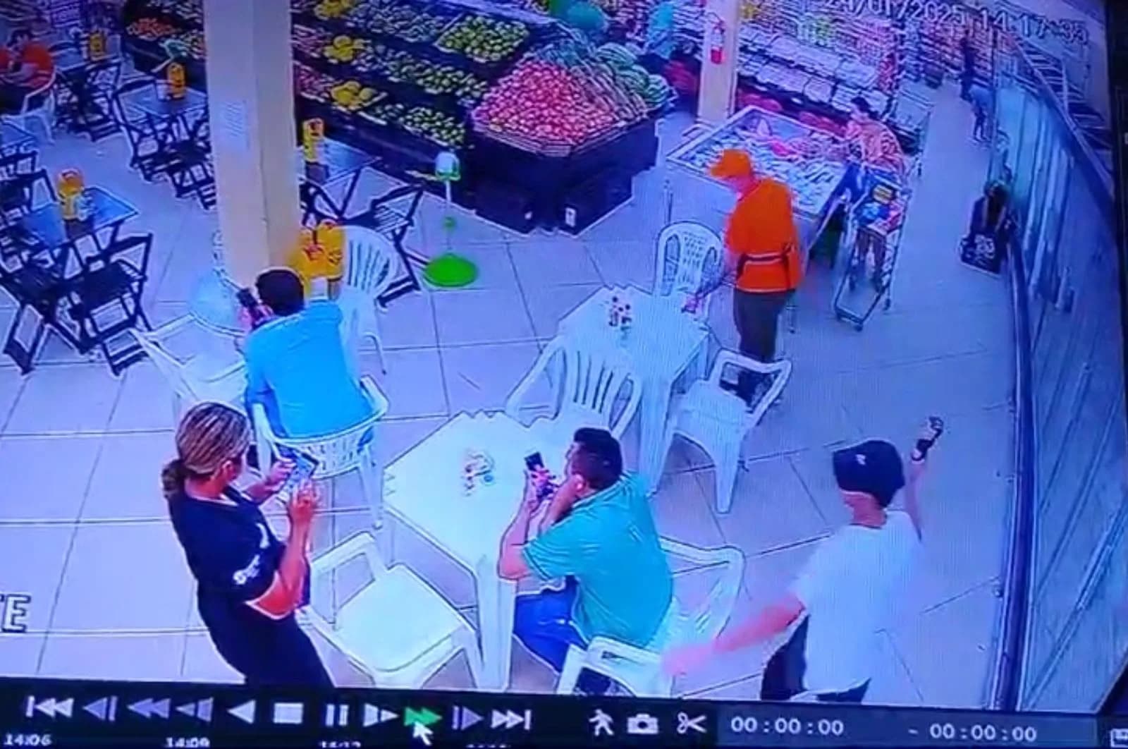 VÍDEO: Homem agride gerente de supermercado com garrafa de azeite na cabeça, em Manaus