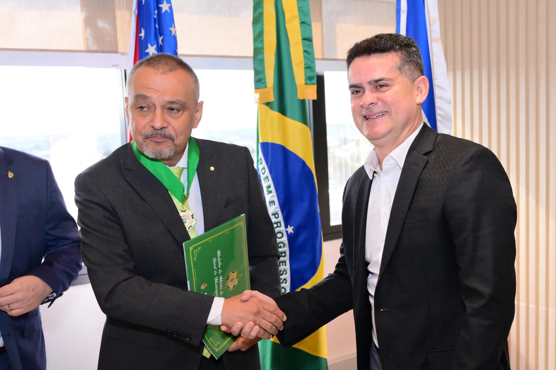 Prefeito de Manaus presenteia presidente do TJAM com medalha de Honra ao Mérito do Município