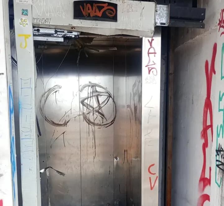 VÍDEO: Criminosos roubam porta de elevador de passarela em Manaus