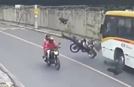 Vídeo: motociclista empina moto, perde o controle e morre