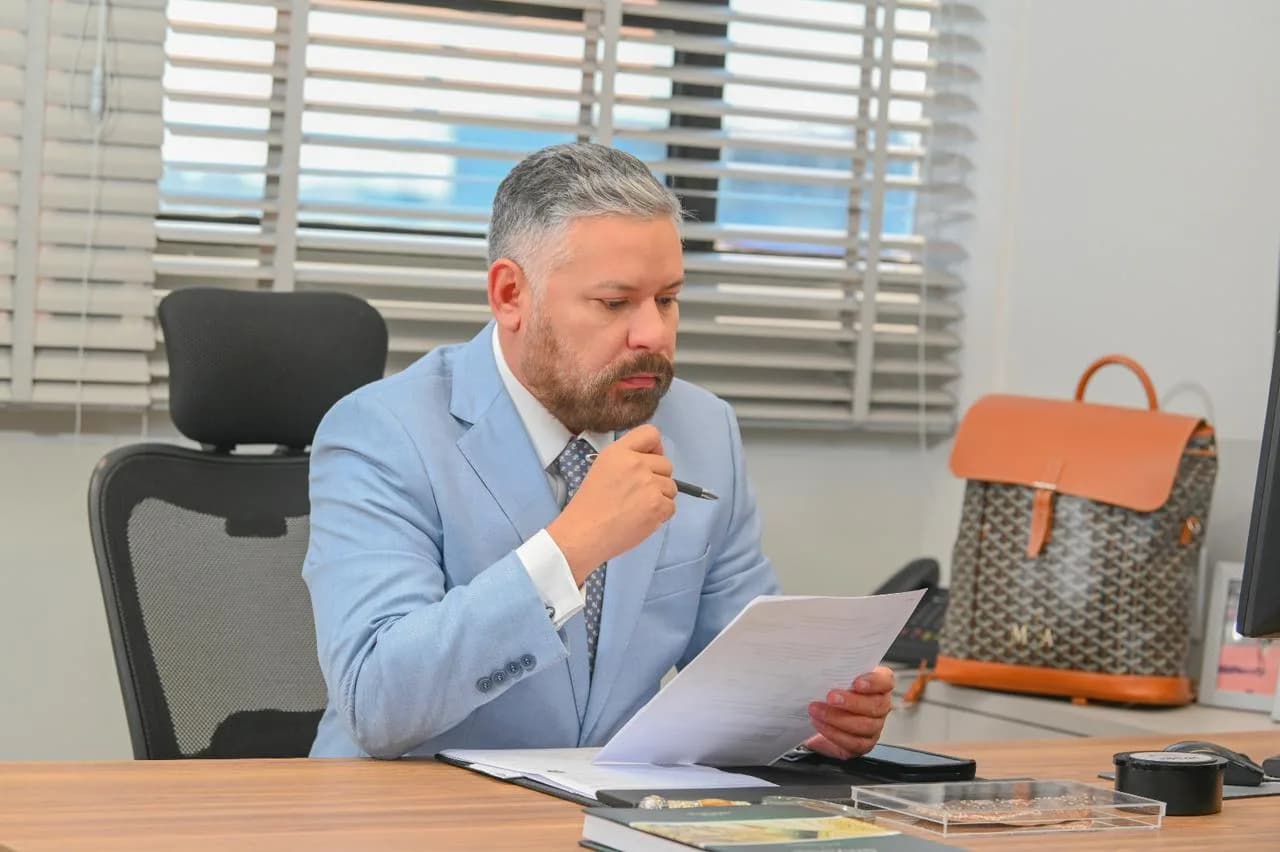 Justiça do AM determina que companhia aérea transporte cão em viagem nacional