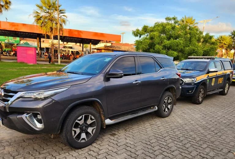PRF recupera carro de luxo roubado no Ceará