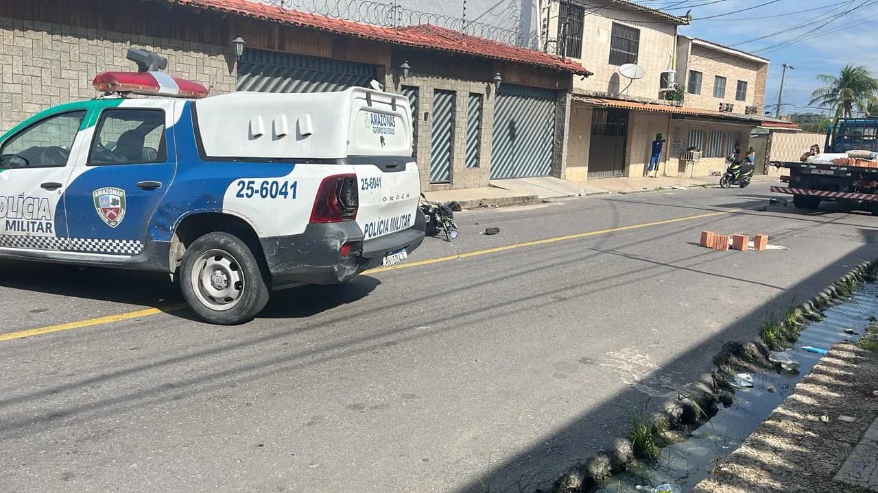 VÍDEO: Motociclista se choca contra caminhão e morre na zona Sul de Manaus