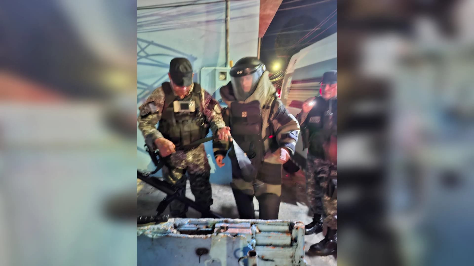 Bomba caseira é achada em rua no bairro São Jorge, em Manaus