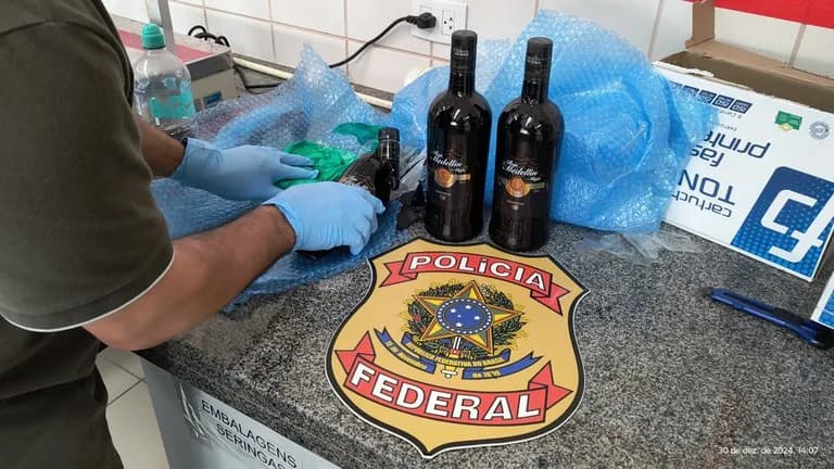 Cocaína na bebida: homem é preso em aeroporto com drogas escondidas em garrafas