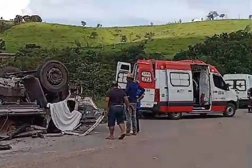 VÍDEO: caminhão tomba e motorista morre preso entre as ferragens, em Minas Gerais
