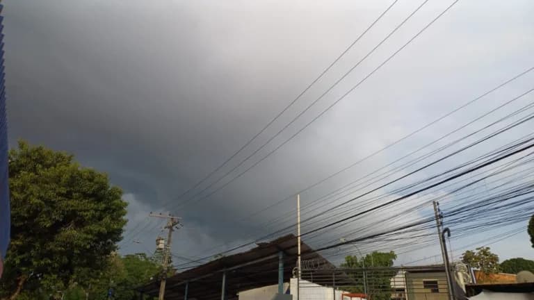 Defesa Civil faz alerta de chuvas fortes nesta quarta (22) e divulga canais de emergência em Manaus