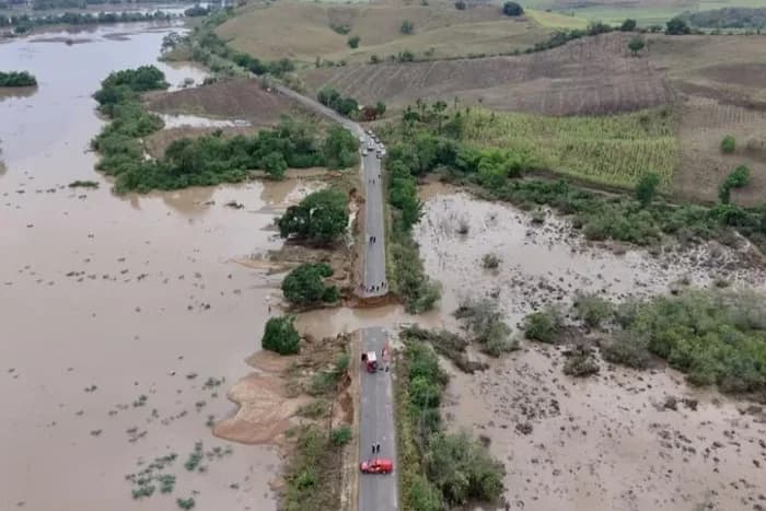 VÍDEO: Trecho de rodovia desaba no Sergipe; 3 pessoas morrem