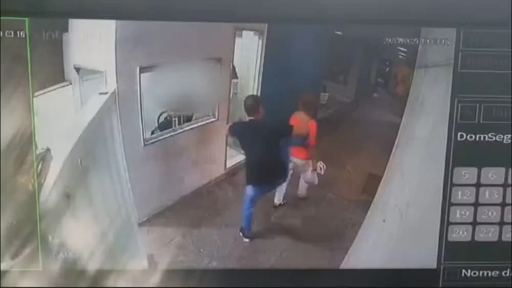 VÍDEO: Idosa leva chute de motorista de aplicativo em condomínio, no RJ