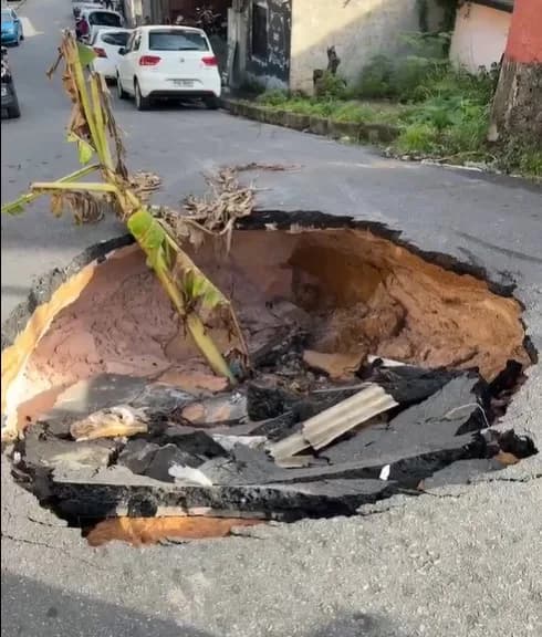 Rua é interditada no São Francisco por conta de cratera que se abriu