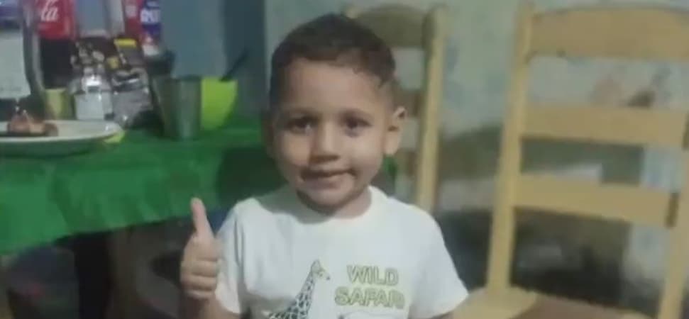 Menino de 4 anos morre após cair de janela no 3º andar de prédio