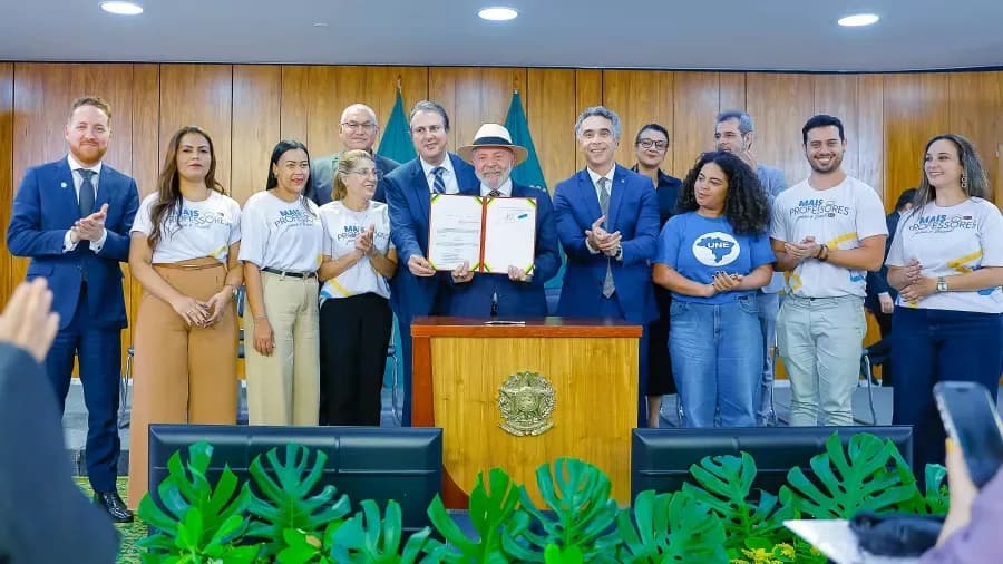 Governo lança programa “Pé-de-meia Licenciaturas” para auxílio a professores; veja regras