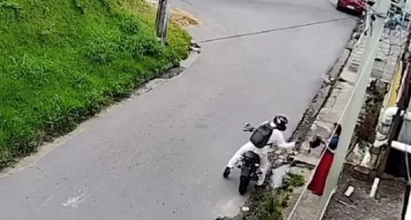 VÍDEO: Mulher é arrastada por criminoso ao tentar impedir assalto em Manaus