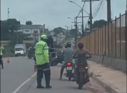 VÍDEO: Mulher ‘dribla’ agentes de trânsito e foge de blitz no Amazonas