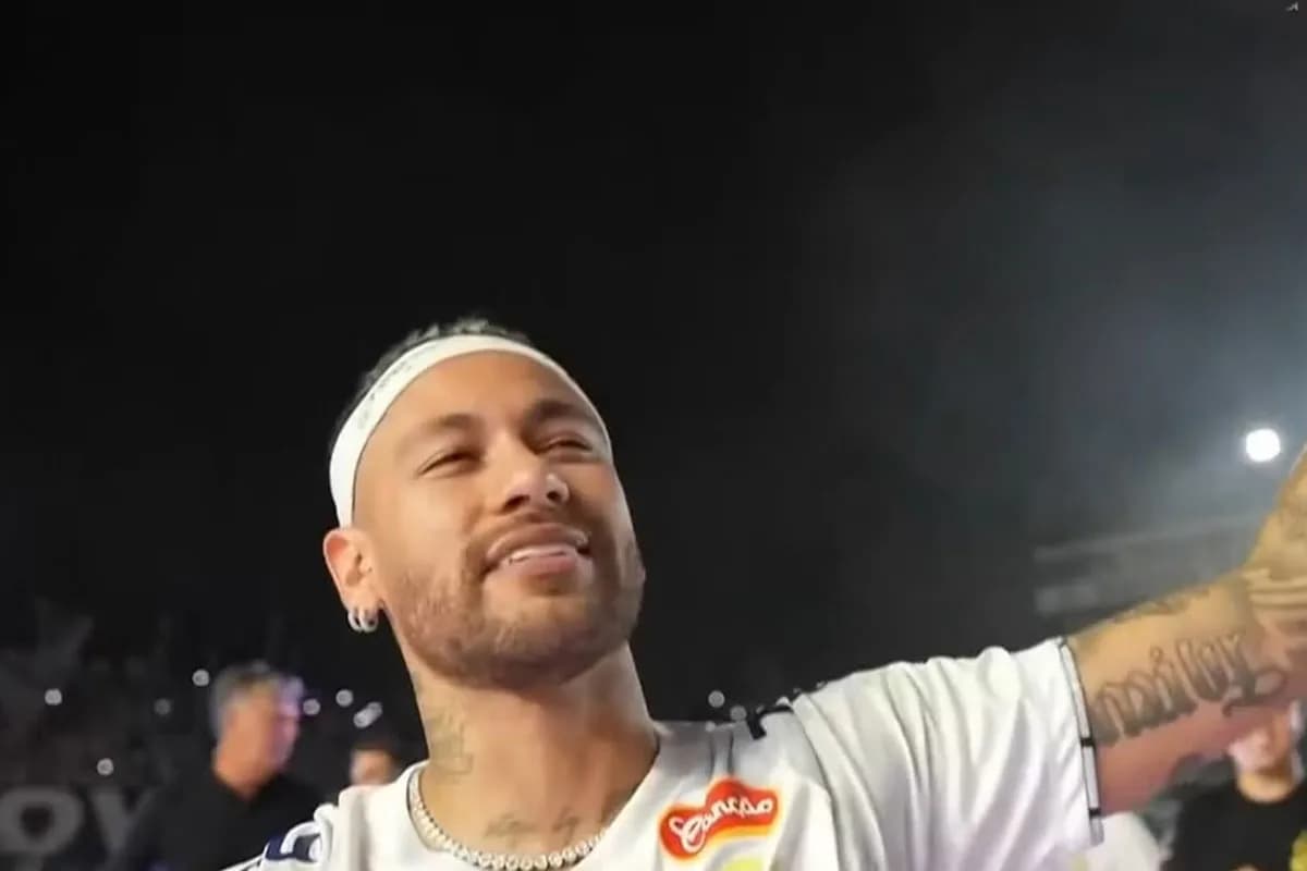 Neymar Júnior chega à Vila Belmiro com festa da torcida