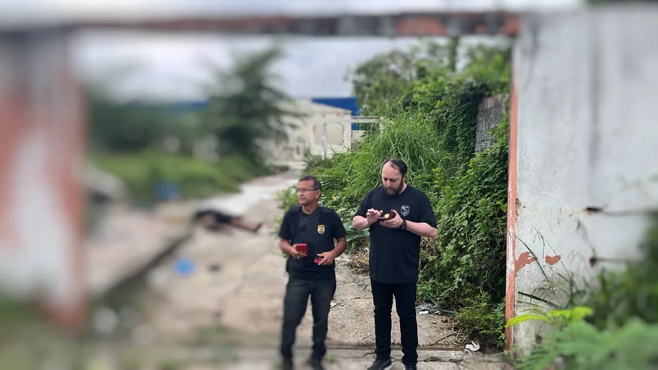 Corpo com facadas é encontrado por morador em terreno baldio, em Manaus