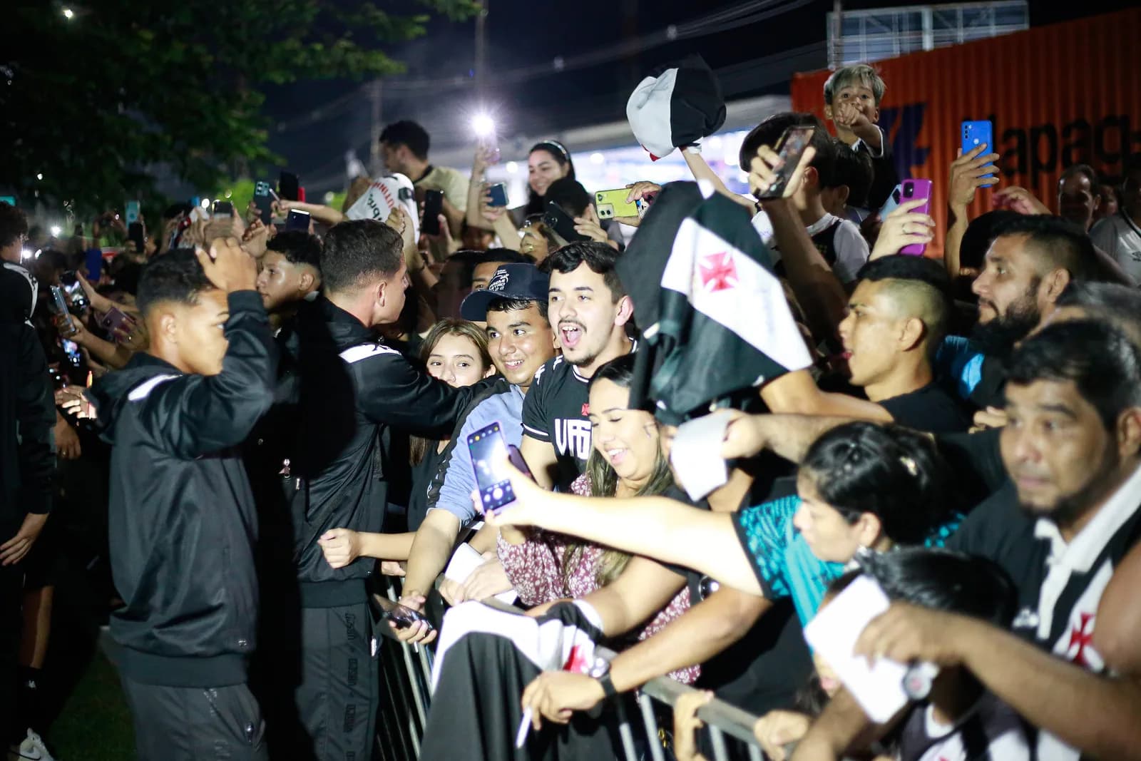 Torcida faz festa no desembarque da delegação do Vasco em Manaus