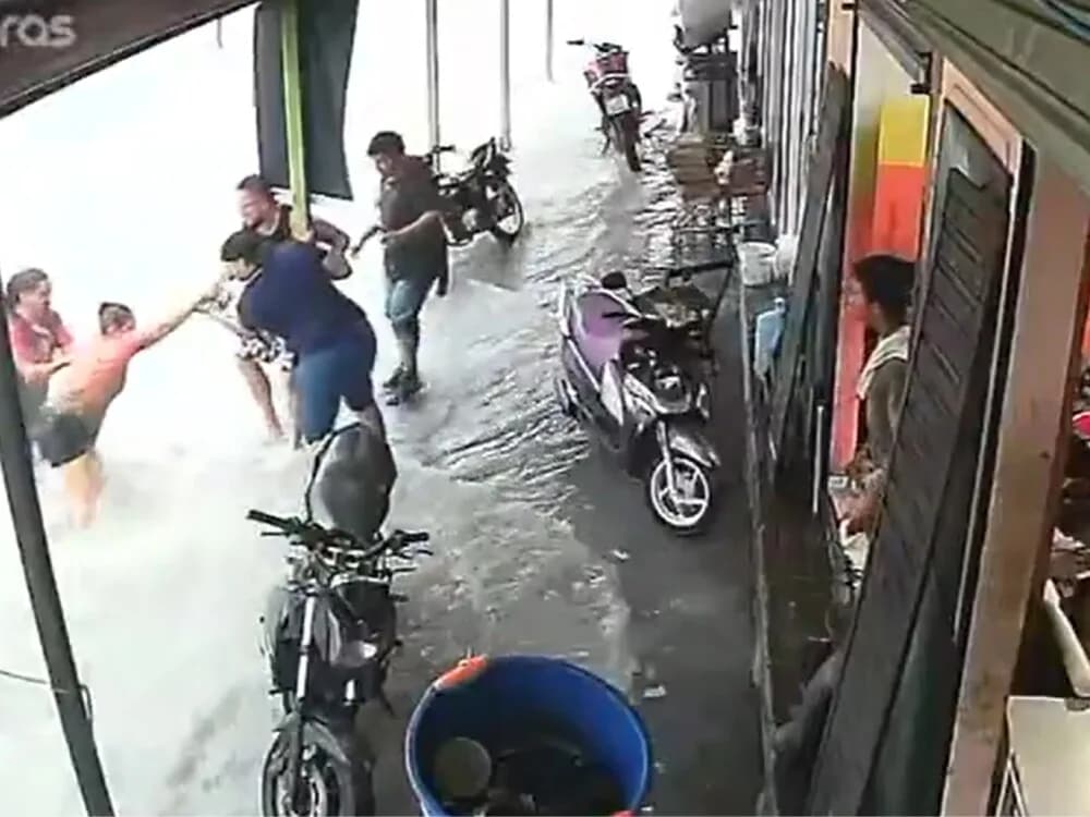 VÍDEO: Lojista herói salva mulher levada por enxurrada, em Manaus