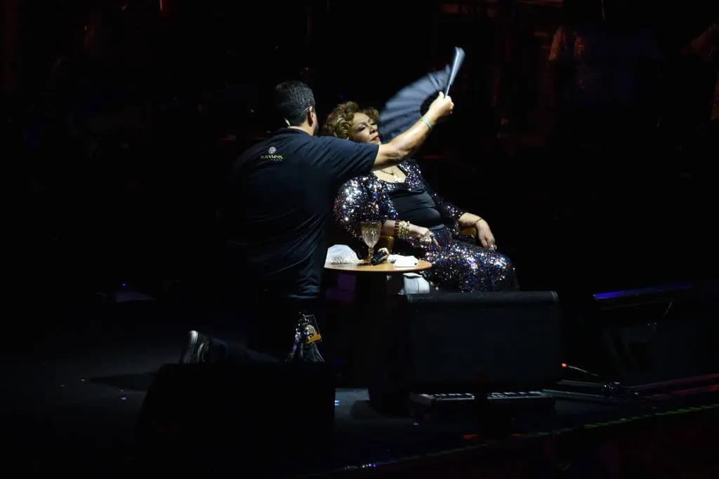 Alcione passa mal em show e depois tranquiliza fãs: “Inteira e pronta para a luta!”