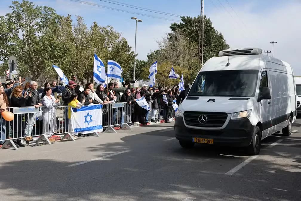 Hamas entrega corpos de bebê, criança, mãe e idoso em caixões para Israel