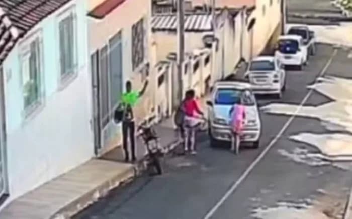 VÍDEO: Homem passa por cima de namorada com carro após discussão, em MG
