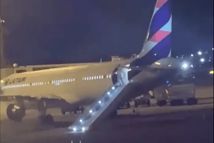 VÍDEO: Passageiro é expulso de avião por acionar escorregador inflável, em Guarulhos (SP); voo atrasa 4 horas