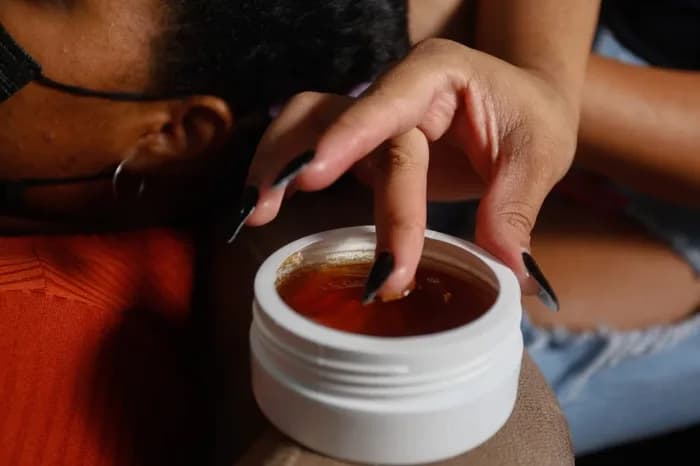 Anvisa faz alerta sobre pomadas para cabelo e atualiza lista de marcas permitidas