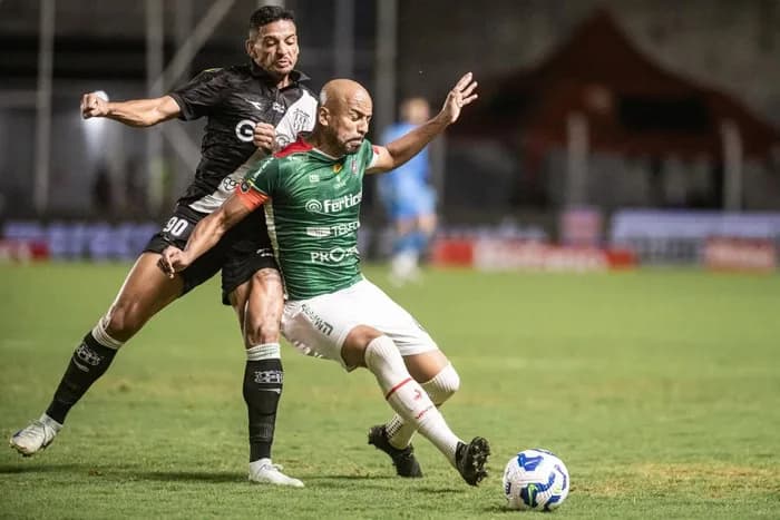VÍDEO: Jogador da Ponte Preta é expulso por puxar árbitro em partida da Copa do Brasil
