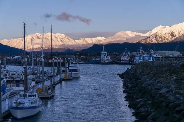 Avião com 10 pessoas desaparece no Alasca; equipes realizam buscas