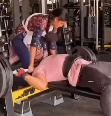 Fisiculturista fica preso sob barra de 165 kg durante treino na Índia