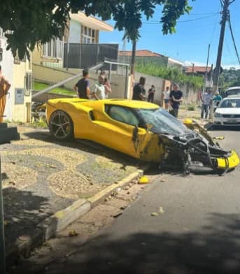 VÍDEO: Ferrari fica destruída após motorista perder o controle e bater veículo