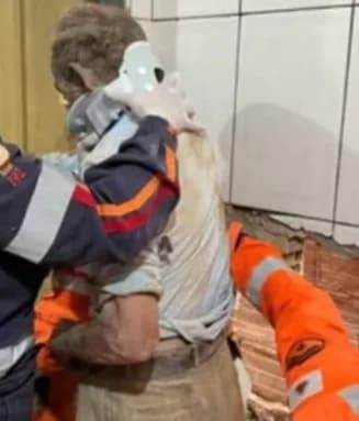 Idoso fica preso entre paredes ao tentar salvar galinha em BH