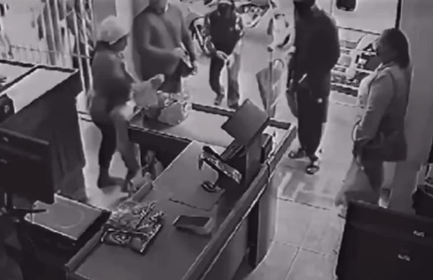 Vídeo mostra momento em que criminosos encapuzados assaltam lotérica no Amazonas