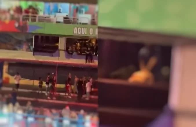 VÍDEO: Casal é flagrado fazendo sexo durante ensaio de carnaval na Sapucaí