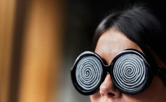 MISTÉRIO: Você consegue ver um gato ou um pássaro?