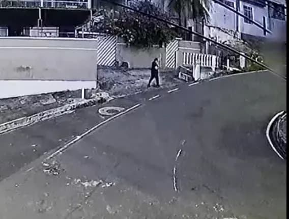 CHOCANTE: Veja momento em que técnica de enfermagem é atropelada por micro-ônibus em Manaus