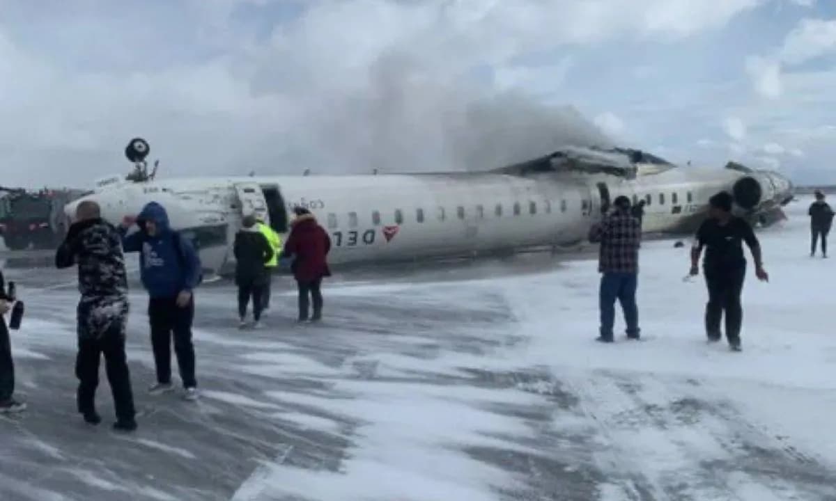 VÍDEO: Avião capota durante pouso forçado em Toronto