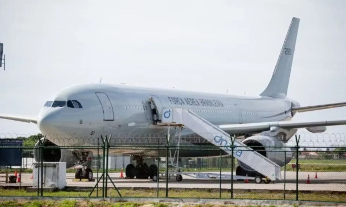 Segundo voo com deportados brasileiros chega em Fortaleza